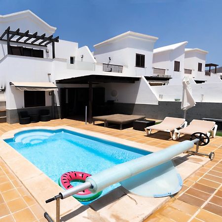 Beautiful And Luxurious Villa With Heated Pool And Free Wi-Fi In Playa Blanca. Exterior photo