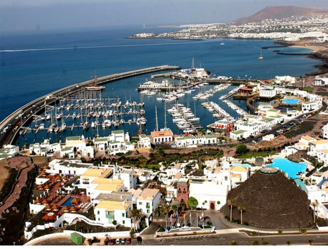 Beautiful And Luxurious Villa With Heated Pool And Free Wi-Fi In Playa Blanca. Exterior photo