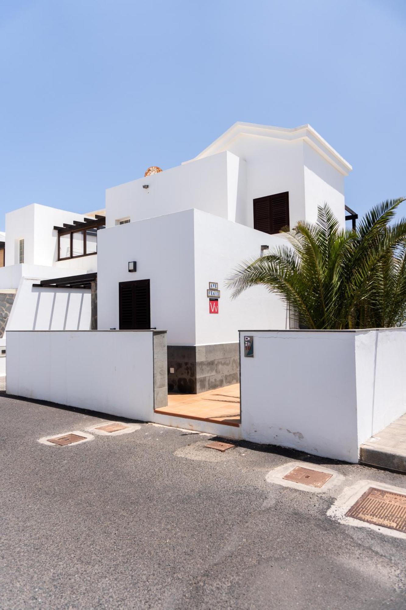 Beautiful And Luxurious Villa With Heated Pool And Free Wi-Fi In Playa Blanca. Exterior photo