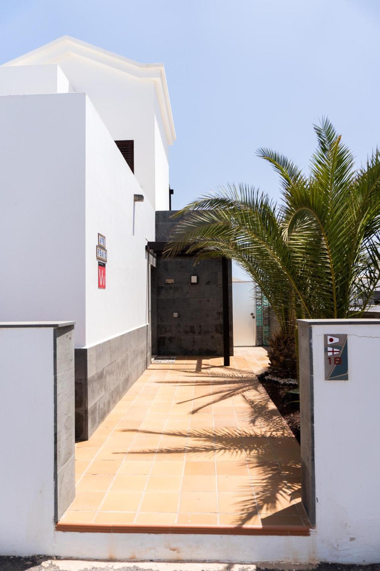 Beautiful And Luxurious Villa With Heated Pool And Free Wi-Fi In Playa Blanca. Exterior photo
