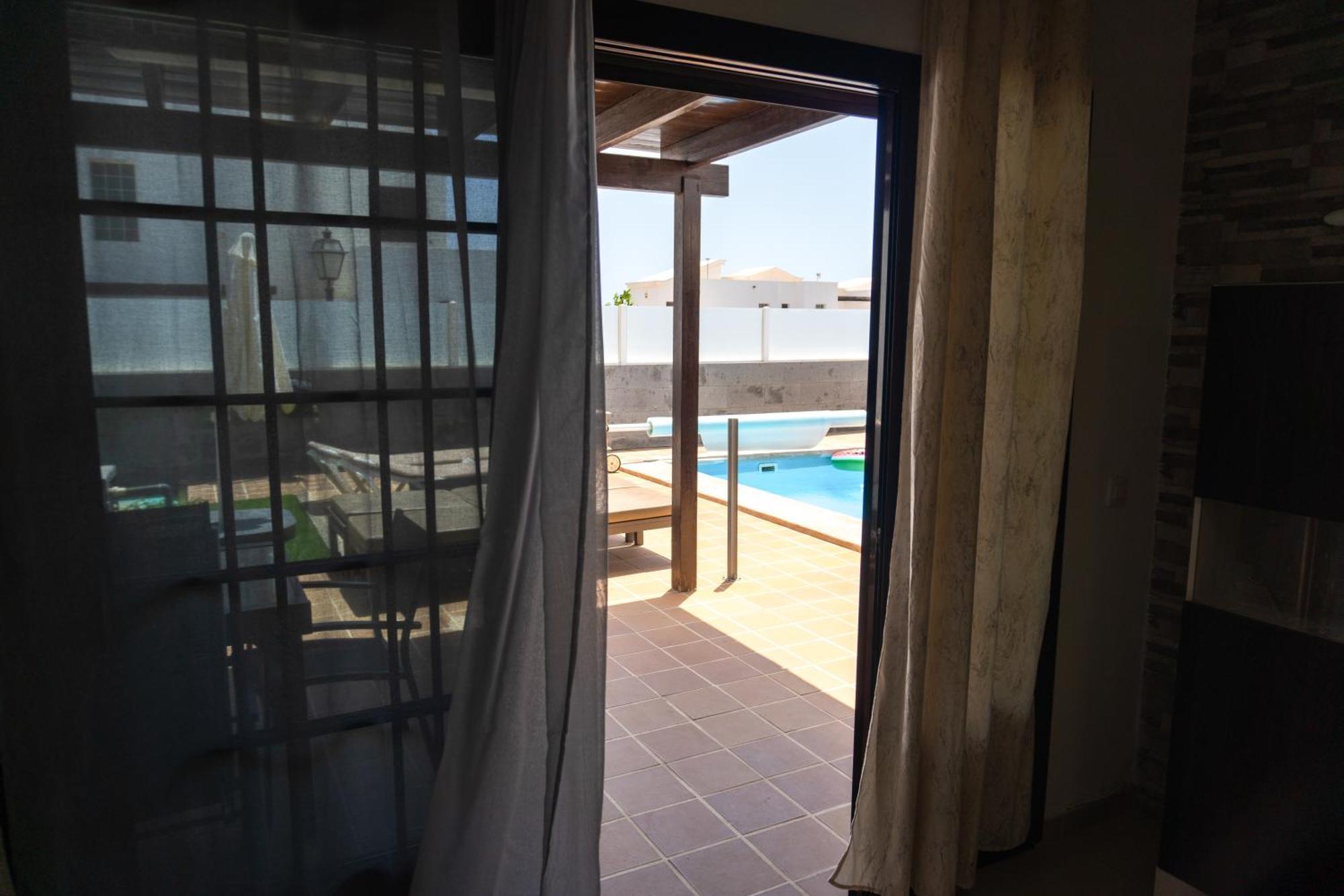 Beautiful And Luxurious Villa With Heated Pool And Free Wi-Fi In Playa Blanca. Exterior photo